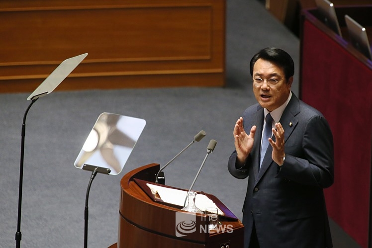 지난 20일 국회 본회의에서 교섭단체 대표연설을 하고 있던 정진석 새누리당 원내대표