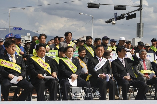 지난 2014년 5월 1일 춘천역 광장에서 개최된 전철운행 청량리역 연장 항의시위 <사진 김재봉 기자>