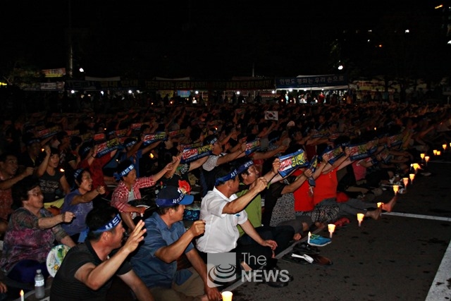 성주군청 주차장에 마련된 촛불집회에 참석한 군민들, 약 2000명 이상의 군민들이 참석했다. <사진 김재봉 기자>