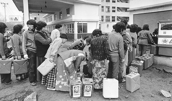 인터넷 자료사진 ; 1973년 오일쇼크 당시 주유소에 줄을 선 시민들