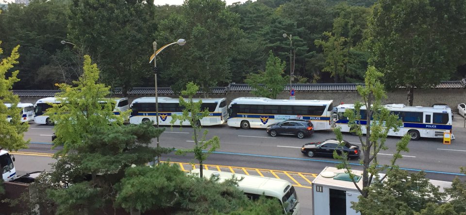 백남기 농민 장례식장을 둘러싸고 있는 경찰버스. <사진 김재봉 기자>