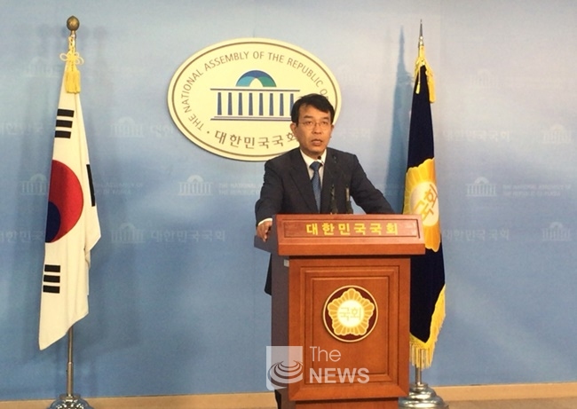 국회 정론관에서 기자회견을 하고 있는 김종대의원