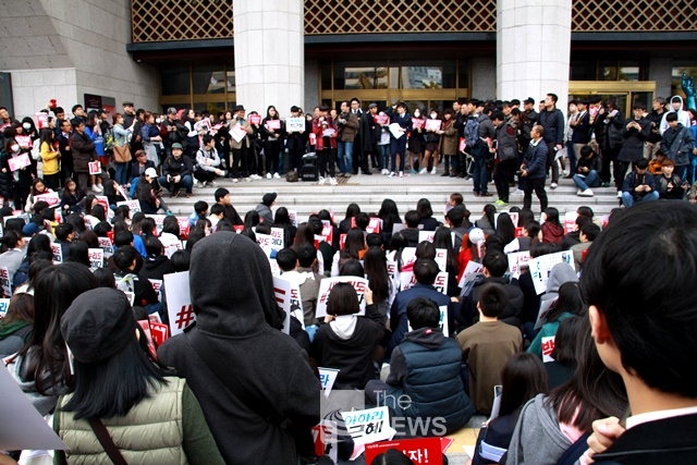 박근혜 대통령 퇴진을 외치는 중 .고등학생들   <사진 김재봉 기자>