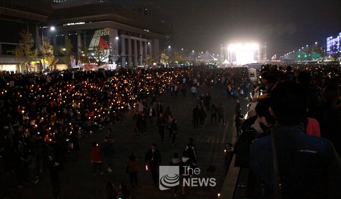 11월 5일 저녁 7시 59분, 행진을 마친 시민들이 광화문광장에서 촛불집회를 이어갔다. <사진 김재봉 기자>