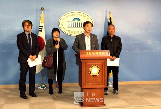 사진 왼쪽부터 임자운 변호사, 김미선씨, 김현권 의원, 황상기씨 <사진 노부호 기자>