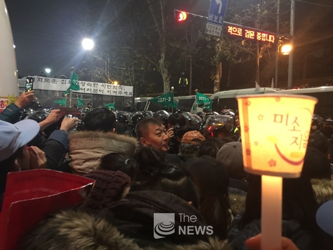 경찰의 차벽으로 막힌 청운효자동 주민센터 주변 <노부호 기자>