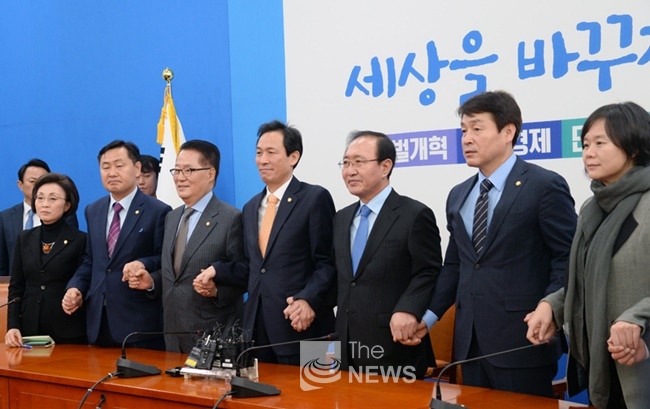 야3당 원내대표가 2일 국회 원내대표실에서 박 대통령 탄핵관련 회동에 앞서 손을 맞잡고 있다