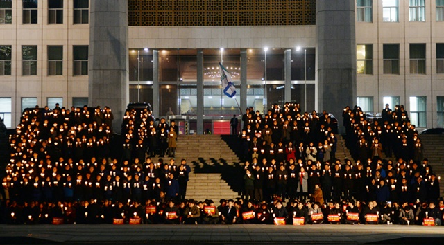 '탄핵'이란 글자로 촛불로 만든 더불어민주당 <사진 더불어민주당>