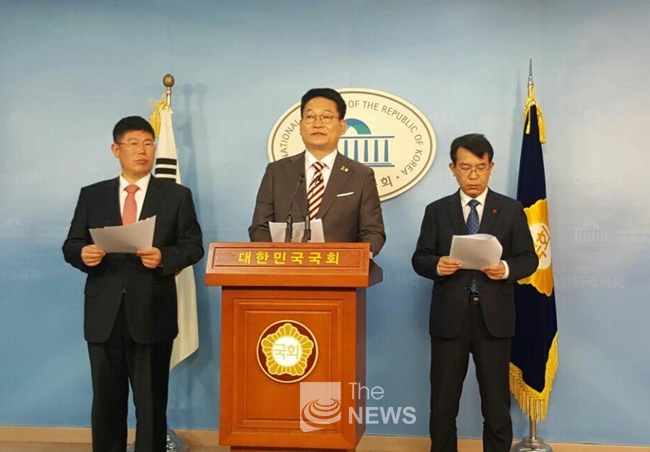 민주당 송영길 의원, 국민의당 김경진 의원, 정의당 김종대 의원등이 성명을 발표하고 있다