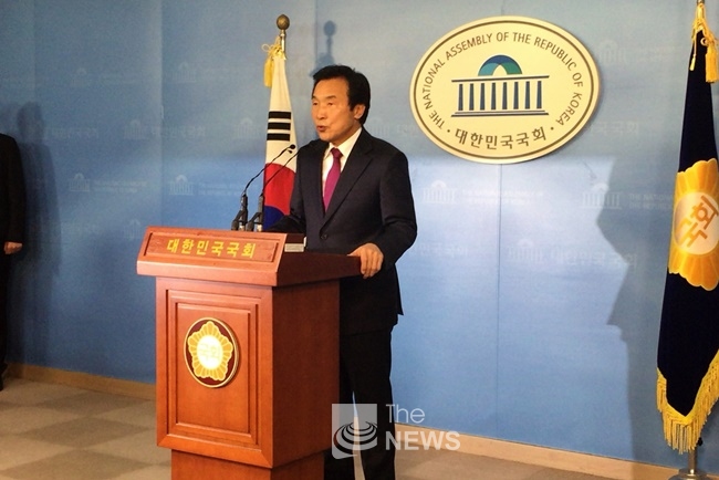 손학규 국민주권개혁회의 의장이 국민의당에 합류해 대선후보 경선에 나서기로 발표하고 있다.