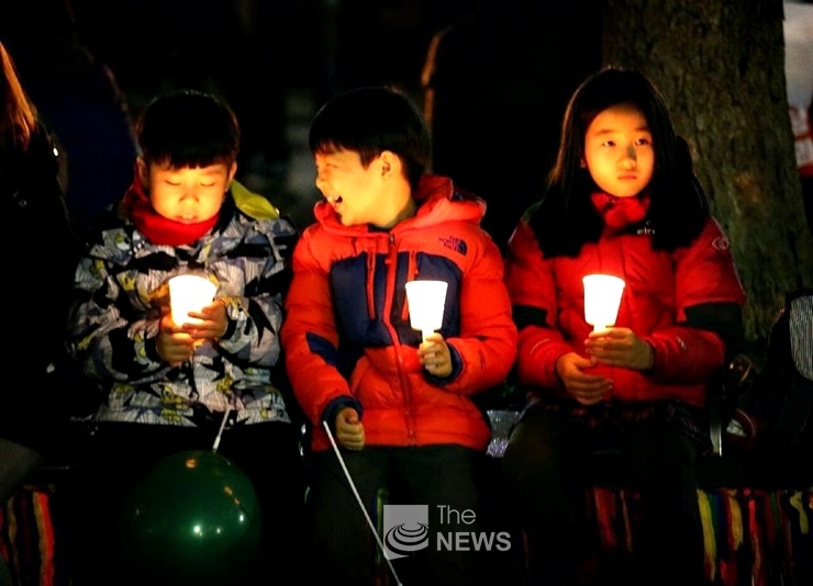 박근혜 전 대통령 탄핵찬성 촛불에 동참한 어린이들 <사진 THE NEWS DB>