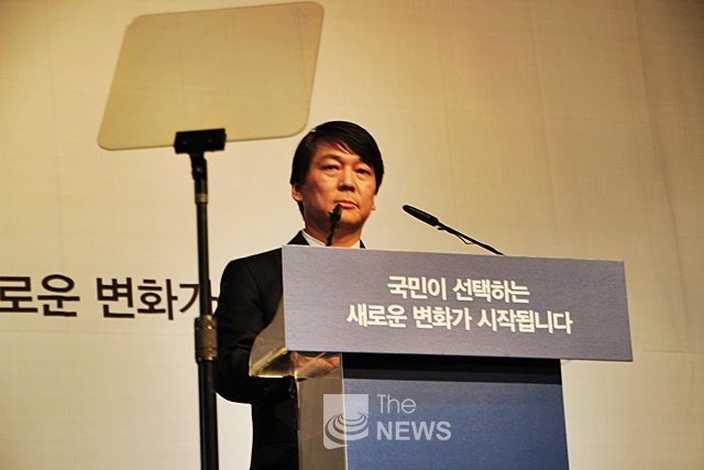 2012년 9월 19일 구세군센터에서 대선출마선언식을 갖던 안철수 대선후보 <사진 김재봉 기자>