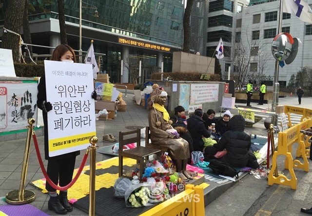 서울 일본대사관 앞 소녀상과 소녀상 지킴이 대학생들 <사진 김재봉 기자>