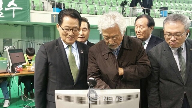 배우 신성일씨가 국민의당 대구경선현장에서 투표를 하고 있다. <사진 국민의당>