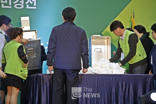 투표가 완료된 투표함을 개표하고 있는 국민의당 선거관리위원들 <사진 김재봉 기자>