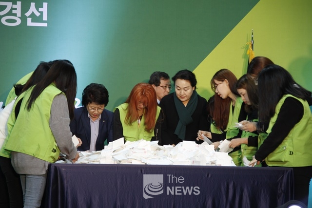 투표가 완료된 투표함을 개표하고 있는 국민의당 선거관리위원들 <사진 김재봉 기자>