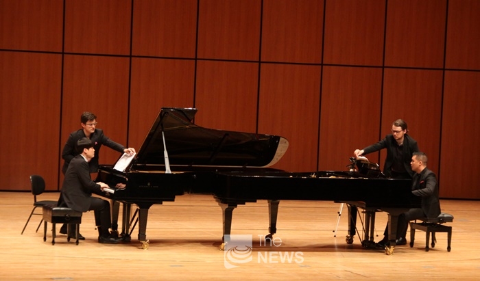 라벨의 두 대의 피아노를 위한 스페인 광시곡을 연주 중인 조준영과 칼로스 아빌라 <사진 김재봉 기자>
