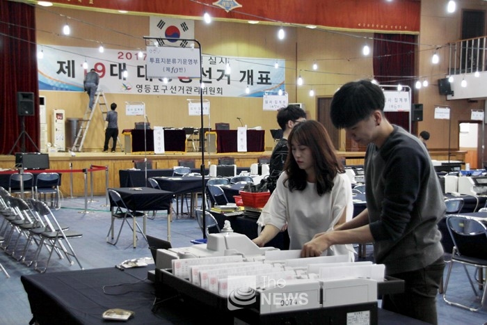 선거관리위원회 직원들이 개표기계들이 오작동을 일으키는지 하나씩 테스트하고 있다. <사진 김재봉 기자>