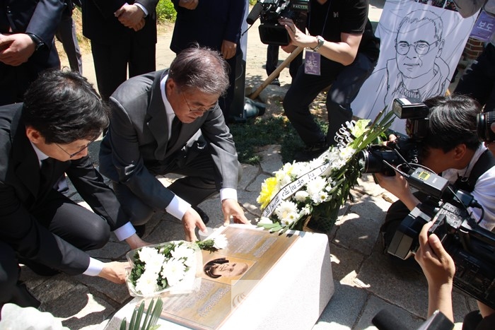 2016년 5.18광주민주화운동 기념식 참석후 민주열사 묘역을 참배하던 문재인 전 의원(당시) <사진 김재봉 기자>