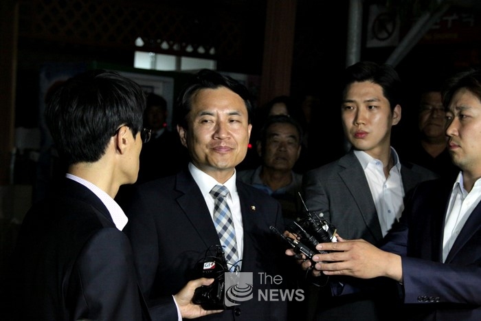 당선무효에 해당하는 200만원 벌금형을 선고 받고 나온 자유한국당 김진태 의원 <사진 김재봉 기자>