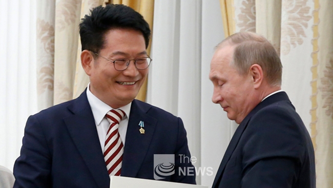 송영길 특사가 24일 크렘린궁을 방문해 블라디미르 푸틴 러시아 대통령과 만나고 있다.