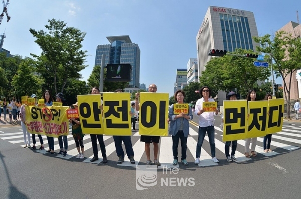 탈핵울산시민공동행동 회원들이 지난 5일 신고리 5·6호기 건설 중단을 촉구하는 피켓시위를 벌이고 있다.(사진=탈핵울산시민 공동헹동)