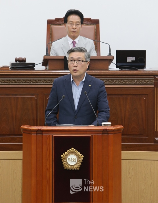 노창섭 창원시의원이 18일 오후 본회의에서 김하용 의장 앞에서 5분자유발언을 하고 있다.(사진=더뉴스 양삼운 선임기자)