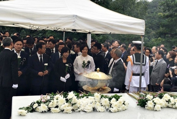 사진 좌측부터 원혜영 의원, 추미애 더불어민주당 대표, 박영선 의원 <사진 박하연 기자>