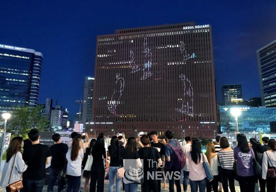 서울스퀘어 외벽에서 평창 동계올림픽 성공 개최를 기원하는 미디어아트가 펼쳐져 시민들이 사진을 찍고 있다. <사진 = 문화체육관광부>