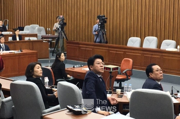 김명수 대법원장 후보자 인사청문회장에 나란히 앉은 자유한국당 전희경 의원과 장제원 의원 <사진 박하연 기자>