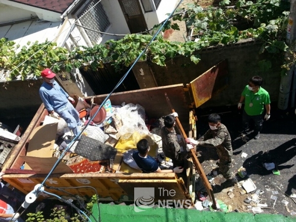 부평구 희망복지지원단은 홀몸 어르신의 주거공간에 쌓여있는 쓰레기를 수거했다