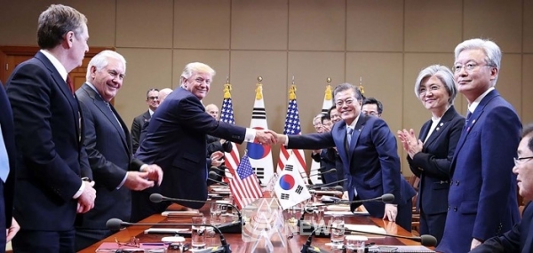 단독회담 후 확대정상회담을 개최한 한국과 미국 <사진 청와대>