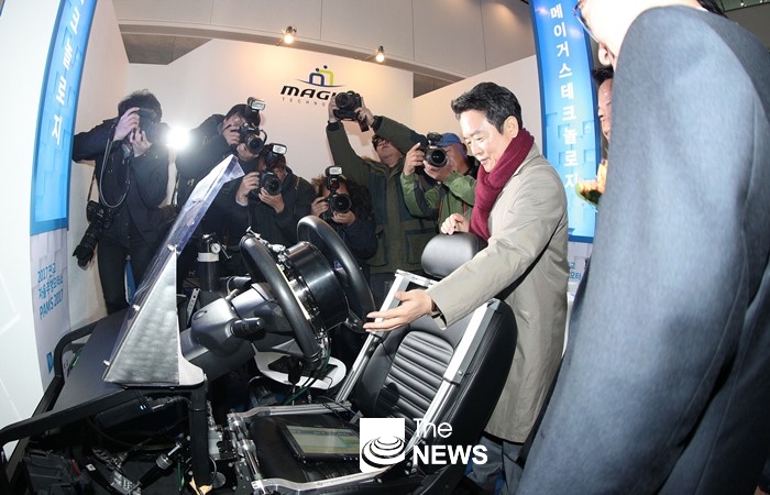 ‘2017 판교자율주행모터쇼(Pangyo Autonomous Motor Show. PAMS 2017)’ 행사장을 둘러보고 있는 남경필 경기지사 <사진 경기도>