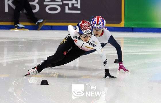 쇼트트랙 국가대표 최민정이 17일 오후 서울 목동아이스링크에서 열린 쇼트트랙 월드컵 4차 대회 1000m 예선경기를 치르고 있다.