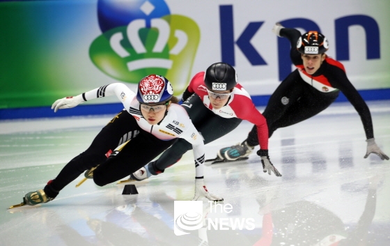 쇼트트랙 국가대표 심석희가 17일 오후 서울 목동아이스링크에서 열린 쇼트트랙 월드컵 4차 대회 1000m 예선경기를 치르고 있다.