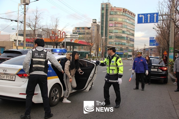 인천경찰은 2018학년도 대입수능시험의 지각 수험생을 안전하게 수송하는 등 편의를 제공하였다