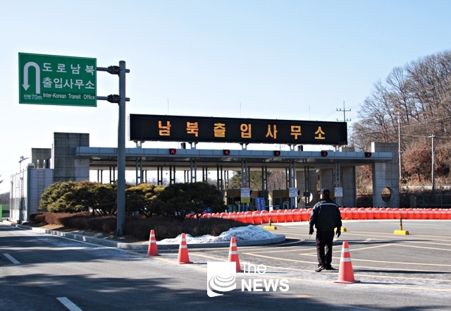 활발하게 남북을 오가던 도라산역 남북 출입국관리사무소 톨게이트가 굳게 닫혀 있다. <사진 김재봉 기자>