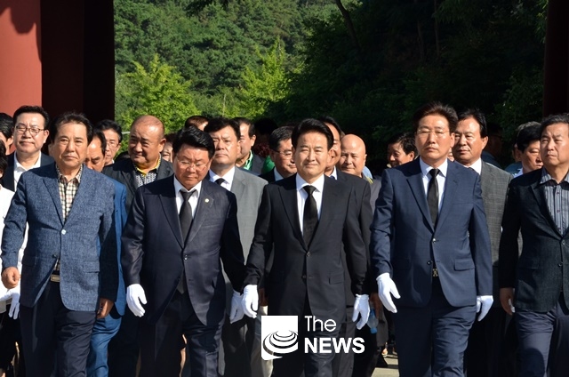 김종구 조직위원장 및 시.도당위원장들과 함께 5.18민주화묘지 참배하고 있는 정동영 의원