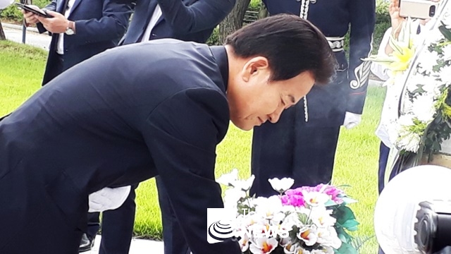 7일 오전 동작동 국립묘지를 찾아 고 김대중, 김영삼 전 대통령 묘소를 참배한 민주평화당 정동영 대표 <사진 민주평화당>