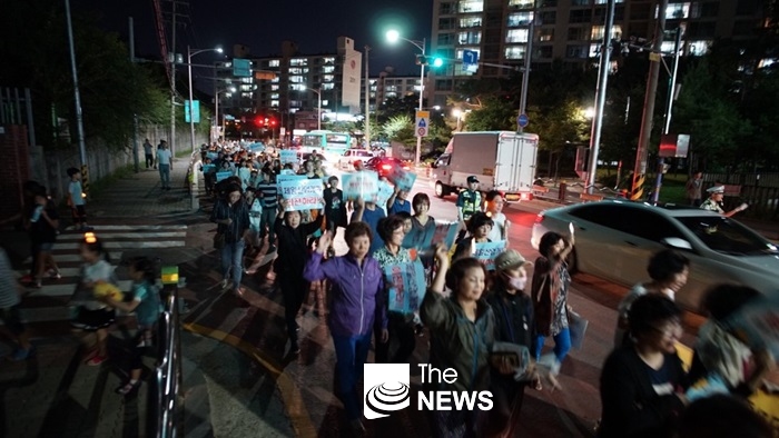 촛불집회 후 행진을 하고 있는 연현마을 주민들 <사진 이종걸의원실>