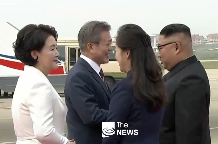 평양 순안공항에 도착해 북한 김정은 위원장의 영접을 받고 있는 문재인 대통령 내외