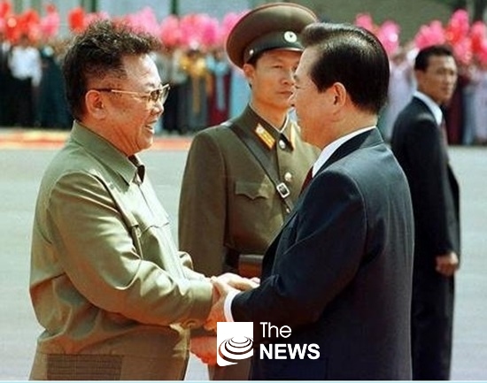지난 2000년 6월 13일 평양을 방문한 김대중 전 대통령, 김정일 위원장의 영접을 받고 있다.