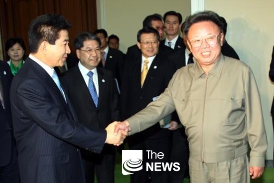 지난 2007년 10월 2일 평양을 방문한 노무현 대통령, 김정일 위원장이 영접하고 있다.