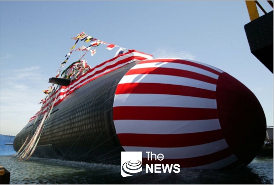 지난 2016년 '서태평양 잠수함 탈출 및 구조훈련' 당시 욱일기를 달고 진해항에 입항한 일본의 잠수함 <사진 네이버 블로그>