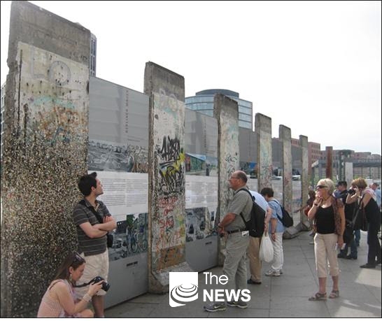 역사 현장으로 관광객을 모으고 있는 베를린장벽