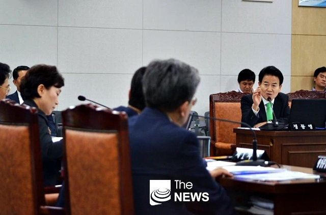 김현미 국토부장관에게 아파트분양원가 공개를 실시할 것을 질문하고 있는 정동영 대표