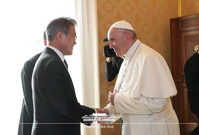 프란치스코 교황을 만나고 있는 문재인 대통령 <사진 청와대>
