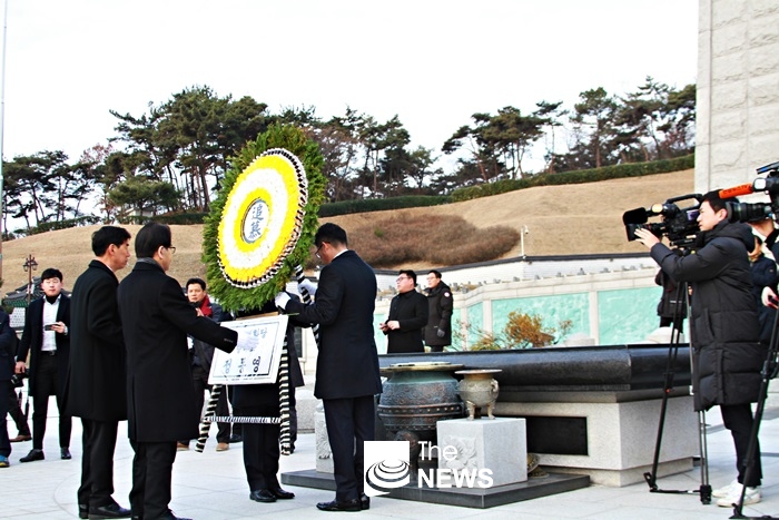 국립 5.18민주묘지를 찾아 헌화하는 민주평화당 정동영 대표 <사진 김재봉 기자>