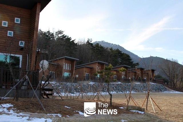 단양군이 충북과 합작으로 소백산휴양림 안에 건설한 대규모 숙박시설 <사진 김재봉 기자>