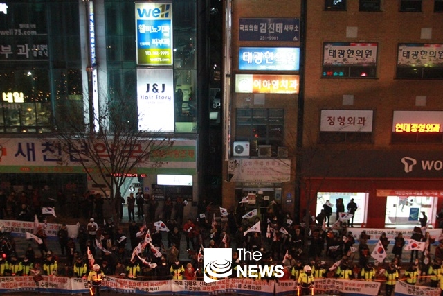 김진태 의원 지역사무실 앞은 이미 오후 4시부터 태극기 부대가 점령했다. <사진 김재봉 기자>